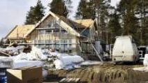 F 21 fick aldrig säga sitt om utbyggnaden av den gamla stugan på Lulnäsudden. Kommunen missade att remittera ärendet vidare. Husägaren får nu klartecken att fortsätta bygget.FOTO: Bengt-Åke Persson