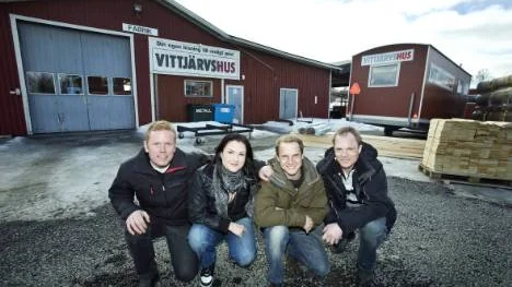Vittjärvshus lever upp igen. Johan Ekström, Robert Eriksson och Rikard Eriksson är tre av de nya delägarna. Här tillsammans med en av de anställda, Linnea Eriksson. FOTO: Pär Bäckström