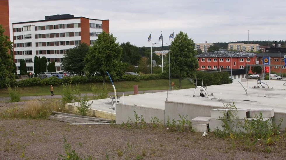 Skräptomt. I fem år har bygget av nio centralt belägna radhus stått still. Nu finns en ny bygglovsansökan.
