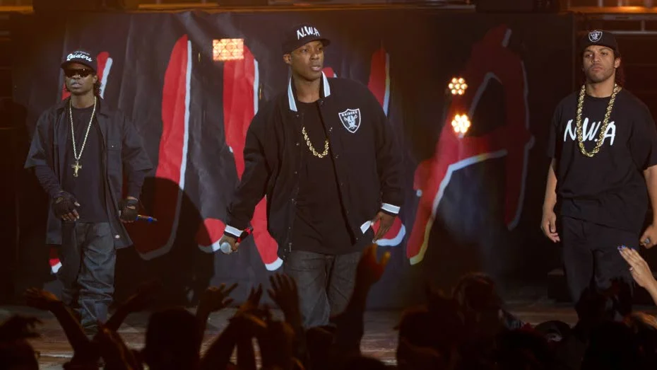 I "Straight outta Compton" berättas historien om den revolutionerande rapgruppen NWA:s framgångar och splittring. Det blir svängigt och nostalgiskt.