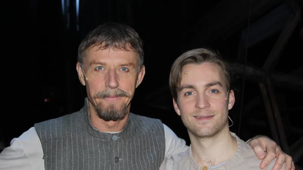 Östgötar. Steve Kratz är långt ifrån ensam östgöte i ensemblen. Här syns han med och Robert Noack, bördig från Norrköping, som gör rollen som Karl-Oskar.