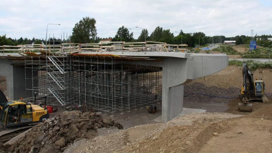 Broarna som utgör stommen i den upphöjda cirkulationsplatsen är färdiggjutna. Nu pågår arbetet med att fylla upp de anslutande vägarna.