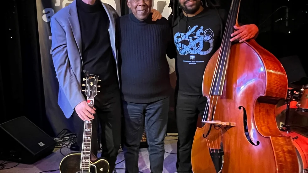 Tomas Janzon trio spelar på Haparanda Stadshotell den 14 april och i medborgarhuset i Korpilombolo den 15 april.  