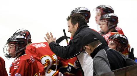 Luleås J20-lag vann bronsmatchen mot Skellefteå - men förlorade semifinalen mot Leksand. Något som gjorde tränaren Thomas "Bulan" Berglund riktigt förbannad. Foto: Pär Bäckström