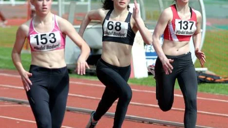 Madelene Stedt Tväråselet, Nadja Ohrsell Luleå och Elin Sjödin Piteå i kamp på 200 m.