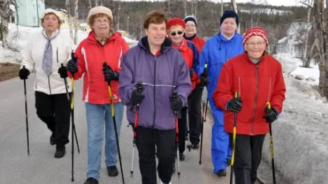 Stavgång trots stängsel. I gruppen Kerstin Josefsson, May Dolores Larsson, Ulla-Britt Jonsson, Berit Eriksson, Britt-Marie Olausson, Elsa Frost, och Naimi Gustafsson. FOTO: Marie Ridderström