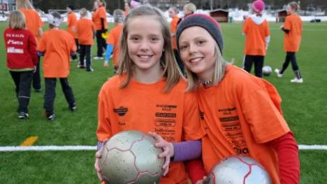 Moa Öhman och Wilma Lindgren tycker att det ska bli "skitroligt". De - eller kanske mest de medföljande föräldrarna - hoppas också på att kunna se en match med Zlatan.