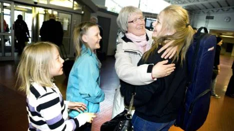 Yasmine Lundin, 15, och hennes kompisar i kammarorkestern kom hem nästan en vecka senare än planerat. Hon fick ett varmt mottagande av Mamma Eila Lundin samt småsystrarna Marielle och Josefin.FOTO: Pär Bäckström