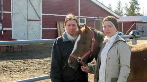 Carola Ericsson, instruktör och Anneli Pettersson, ridlärare tycker som många andra att kommunen borde ta över huvudmannaskapet för ridklubben.FOTO: John Filipsson