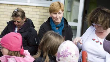 Cathrin Nilsson (mitten), en av de sju fritispedagogerna på Munkebergsskolans fritidshem, menar att kommunens uppsägning av pedagoger påverkar kvaliteten. "Visst märks det att vi är färre", säger hon. FOTO: Pär Bäckström