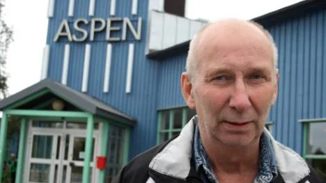 Stig Niva arbetar som fritidskonsulent åt kommunen. Han kan inte förstå varför inte man kan låta campare stå på parkeringen bredvid, vid Tornedalskolan, över sommaren. FOTO: Kirsi Poikela