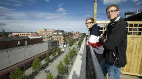 En terass på 40 kvadratmeter lockade, men John och David Häll har inga planer på att flytta.FOTO: Pär Bäckström