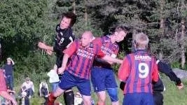 Gällivare/Malmbergets Mikael Jannok hade det tufft mot arrangörsföreningen Pol/Svanstein. De senare vann också                                      kvartsfinalen mellan de båda lagen. foto: mats henriksson