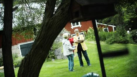 Ulla-Britt Hellström fick svara på många frågor från besökarna om blomsorter, skötsel och verktyg.                                                                                                                                                                 FOTO: Maria Ekman