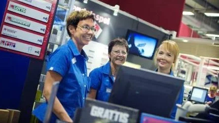 Miljoner skäl att le. Britt-Louise Lundberg, Barbro Kommes och Tove Grann är en del av  vinnateamet på Coop Foum och som glatt många spelare under det senaste året.                                                                                                                                                                                                                                                                        FOTO: Maria Ekman
