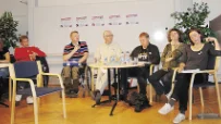 En del av den politiska debattpanelen som hade olika synpunkter. Det som sades av sverigedemokraten Lars Isovaara vid mikrofonen fick mothugg av panelen. På bilden syns Erica Josbrandt (KD), Krister Hammarbergh (M), Gösta Eriksson (NS), Leif Pettersson (S), Annika Eriksson (MP) och Lena Tjäder, Ung vänster.FOTO: Lena Leffler