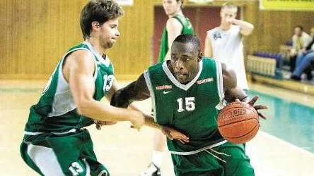 Tyrone Levett har inte kommit till Pontushallen för att gömma sig. "Jag försöker prata och skapa energi. Ni kommer märka att jag gör det varje dag", säger LF Baskets nye amerikan.  Foto: Kurt engström