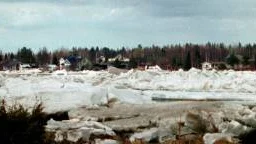 i övre vojakkala har islossningen stannat till på grund av det kalla vädret. 7 maj 1999 FOTO: karina persson