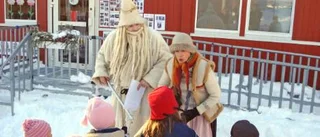 Nöjd mormor rosar barnens utställning