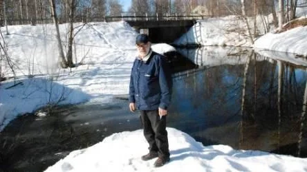 Björn Ahlström upptäckte för två veckor sedan att det luktade " skit" i närheten av ån som rinner genom Vittjärv. Kommunens pumphus hade slutat fungera och avloppsvatten rann ner i ån."  Jag såg även en del döda fiskar i vattnet".