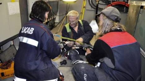 Klockan är strax före midnatt och LKAB:s elektriker Ann-Sofie Larson, Bo Åhl och Krister Johansson arbetar med att få igång en fungerande transformator på Kilen.           FOTO: Marie Ridderström