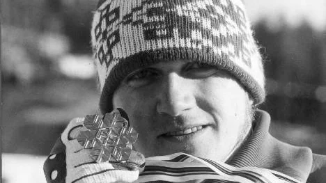 Thomas Magnusson visar upp sin guldmedalj efter segern på 30 kilometer vid VM i Falun.