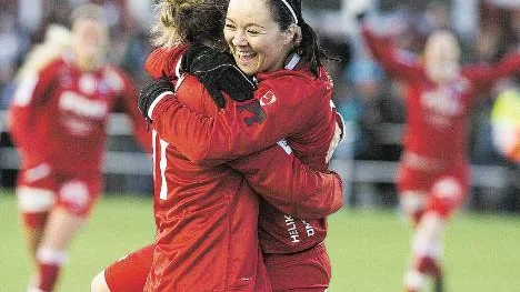 June Pedersen spelar som i trans. Norskan gjorde två mål i segermatchen mot