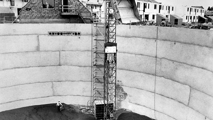 Den gigantiska bassängen fungerade som en tolv meter djup termos med  nästan 9 800 kubikmeter uppvärmt vatten. I dag är den tolv meter djupa bassängen igenfylld. Ovanpå byggde kommunen en fotbollsplan.FOTO: Magnus Johnson