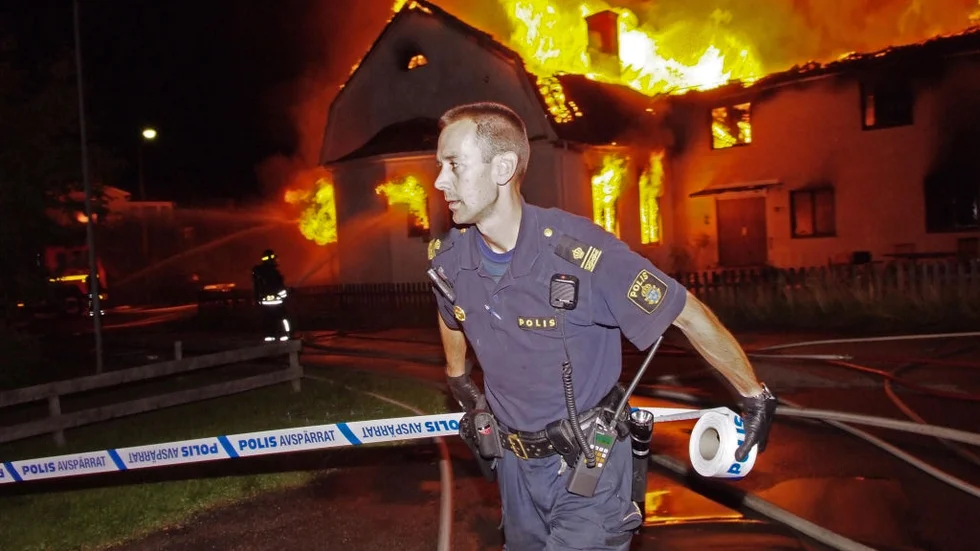 När polisen kom till det brinnande behandlingshemmet var stämningen så hotfull att en polisman avlossade ett varningsskott.