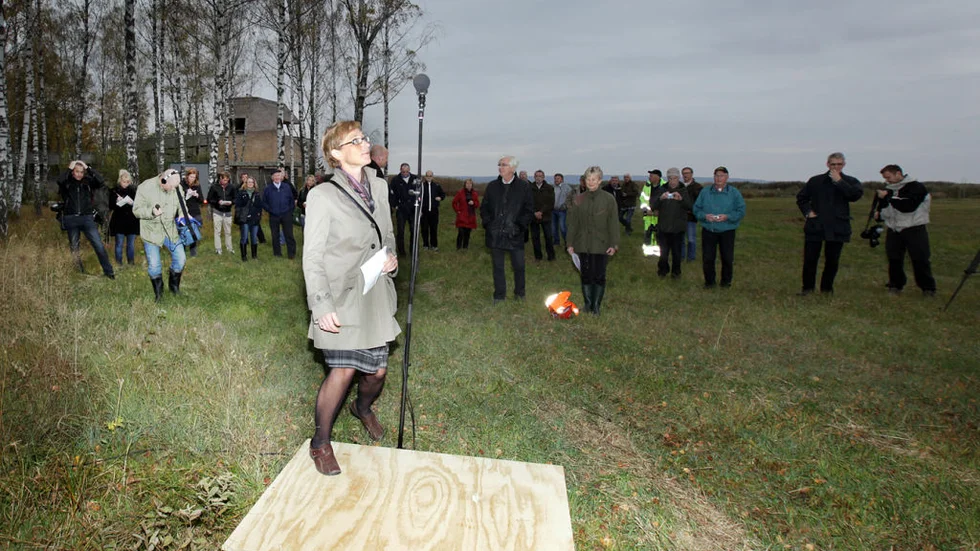 Naturvårdsverkets generaldirektör Maria Ågren fick sänka mikrofonen ett antal snäpp sedan hon äntrat scenen efter kommunalrådet Magnus Oscarsson (KD).