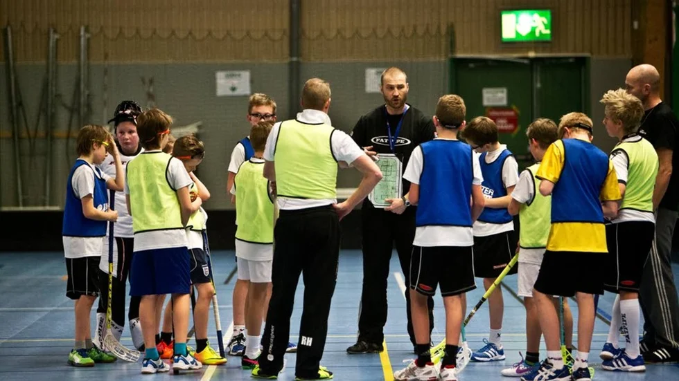 Tränare Peter Svensson instruerar sina spelare i Collegium. Ljudnivån i hallen är hög. "Man får stå och gapa som en stolle."