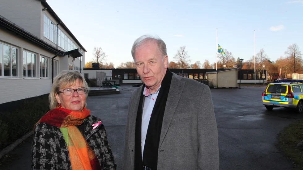 Skolområdeschefen Birgitta Dahlgren och barn- och ungdomschefen Lars Rejdnell var på plats på skolan på måndagen.