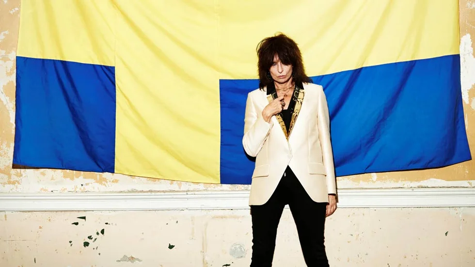 Blågul. Chrissie Hynde är synonymt med The Pretenders men nu gör hon sin solodebut med "Stockholm", där hon bland annat jobbat med Jocke Åhlund och Björn Yttling. "Själv hade jag ju gärna sluppit ha bara mitt namn på skivan, men de är ju smarta killar. De vet hur man skapar uppmärksamhet".