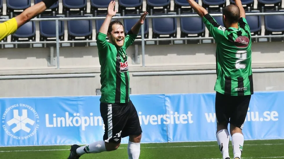 Derbyjubel. Oskar Lagerberg och Josef Haddad (nr 2) jublar efter Lagerbergs 3-0 mot Nässjö. Matchen slutade till slut 4-0.
