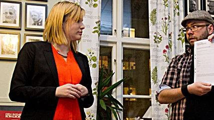 Henrik Hullfors och Josefine Lundh instruerade volontärerna i väntan på att EU-migranterna skulle dyka upp.