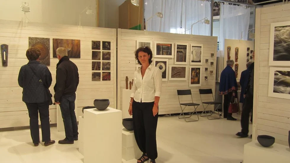 Karin McKeogh och fotografen Leif O Pehrson ställer ut tillsammans i studion på Kulturstadsdelen Verkstan, Motala.