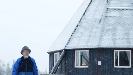 Målningarna hänger i taket på lappkåtan i Långforsen.