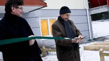 Det var kallt ute när Kjell Mickelsson, ordförande i Lulebo, invigde årgångshuset på Björkskatan.