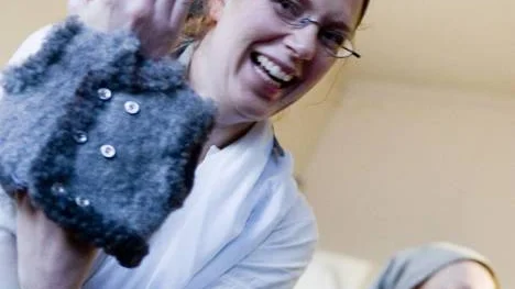 Gårdstomtens lilla julklapp får man inte glömma bort. "Det gäller att hålla sig väl med honom", säger Kerstin.