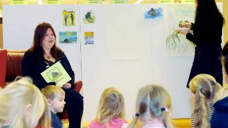 Anne Angeria berättar historien om grodorna Algot och Alma för barnen från Montessoriförskolan.