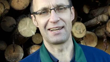 Jukka Ohtonen vill spela rolig bandy - inte den tråkiga svenska varianten. Det kan vara det som gjort att publiken hittat till HT Bandys matcher.