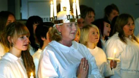 Handelsminister Ewa Björling ledde Luciatåget som ett 50-tal EU-delegater på plats i Jukkasjärvi fick njuta av. Hjalmar Lundbohmsskolans estetelever stod för tärnor, stjärngossar och skönsång. FOTO: HANS STERNLUND