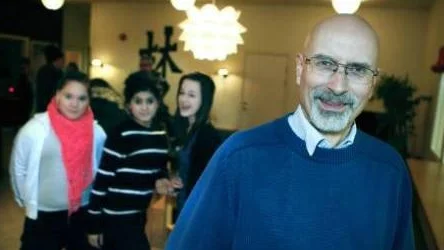 "Låt inte pengarna bli din identitet, låt dem inte förstöra dig. För om du blir pank är du ingenting". Det rådet ger konsumentvägledaren Johan Sundberg till barnen på mötesplatsen i Södra Sunderbyn.FOTO: Kurt Engström