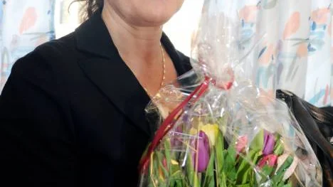 En stor blombukett fick Lena Lahti, enhetschef för flyktingmottagningen motta.