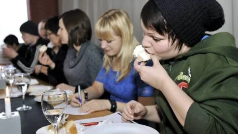 En lång rad jurymedlemmar fick smakbitar från en lång rad semlor och förde noggranna anteckningar om brödet, grädden och fyllningen.