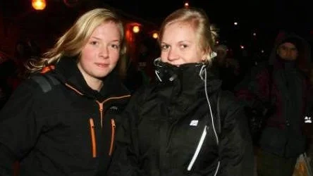 Elin Malm, 14, och Madelene Persson, 15, från Piteå fick vänta i sex timmar på tågstation innan de kom iväg från Kiruna på söndagen. Ett av Banverkets arbetsfordon hade spårat ur och hindrat tågtrafiken. FOTO: Alexander Linder