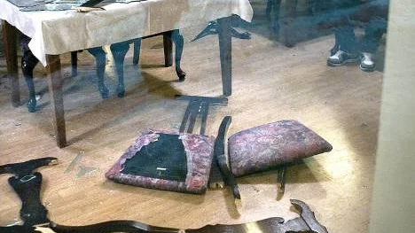 Det låg ett flertal sönder-slagna stolar och massvis med krossat glas i restaurangen.