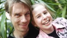 Nina Svarvare, 12 år, är en av de tävlande i Wild kids. "Jag tyckte programmet verkade så coolt med alla tävlingar och kompisar och hela köret", säger hon. Här med Ola Lindholm.