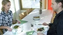 Maria Hegstam och David Holm provsmakar varmrätten helstekt oxfilé på restaurang La Veranda. "Jättegott" var deras gemensamma omdöme.