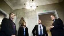 Kent Torwald, Setras vd, och P-O Eriksson, Norrbottens landshövding, har haft tuffa diskussioner om Setras nedläggningsplaner för Jutos såg, sågen på Seskarö och sågen på Lövholmen.                                                                             FOTO: Pia Hanzi